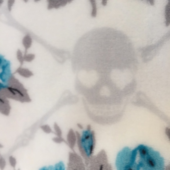 Betsey Johnson Aqua Gray Skull Rose Blanket Queen - Picture 8 of 8